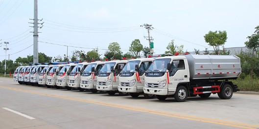 4臺壓縮垃圾車、8臺密封垃圾車準(zhǔn)備發(fā)車 4臺壓縮垃圾車、8臺密封垃圾車準(zhǔn)備發(fā)車